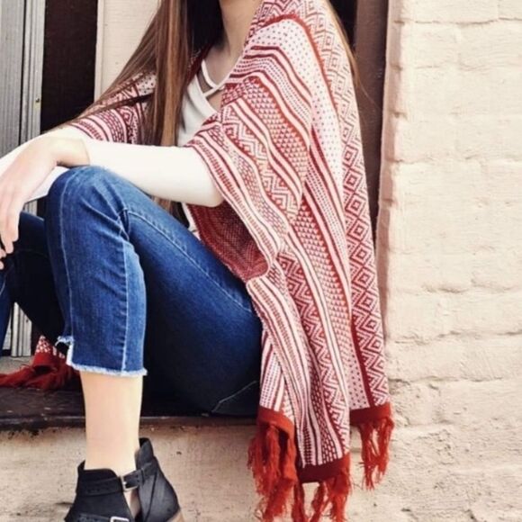 Geometric Pattern Fringe Poncho - Picture 7 of 16